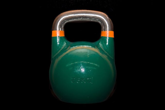 Ex på 26 med orange rand.
Dessa kb har en annorlunda balans mot vanliga competition då vikten är fördelad runt kroppen på kulan.
Handtaget har en liten böjning , personligen tycker jag dessa är skönare att lyfta med.
Som ryska ursprungs kb från tex Ural.
 Hör av er för köp och frakt , uppgifter under fliken kontakt.